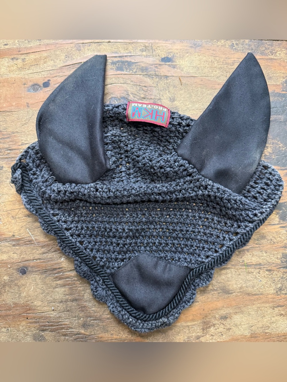 Black fly bonnet